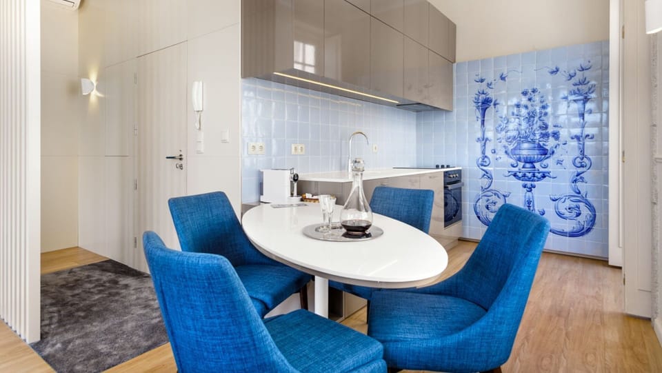 Dining area that accommodates up to four people at a time, with modern and comfortable chairs #modern #sweet #lovelystay #airbnbporto