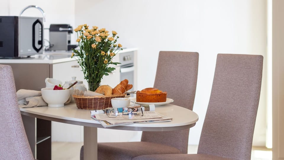 Gather around the table for a delightful breakfast, with fresh flowers adding a touch of charm to your morning.
#Dining #BreakfastNook #LovelyStay