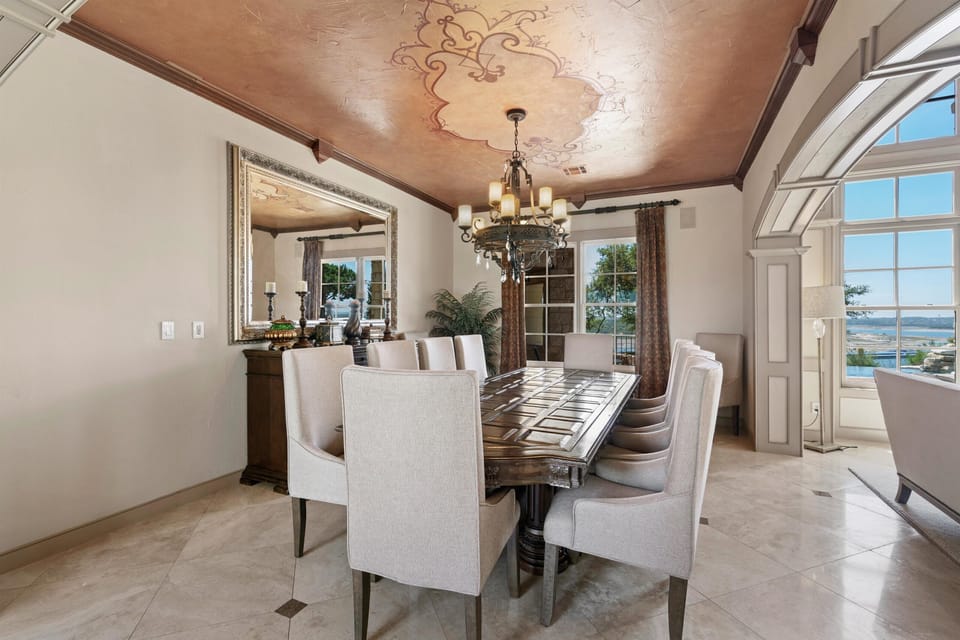 Dining room with 10-12 chairs