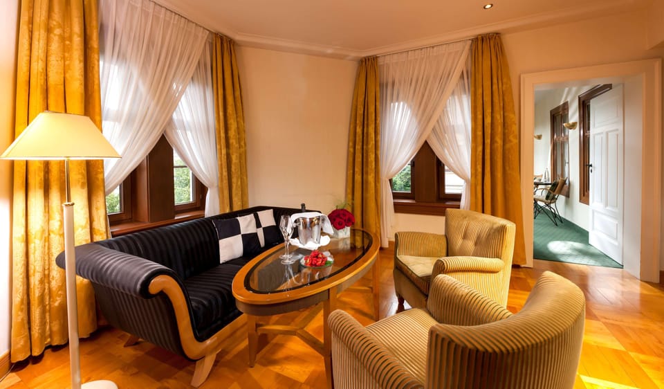 Comfort Suite | Premium bedding, pillowtop beds, in-room safe, individually decorated