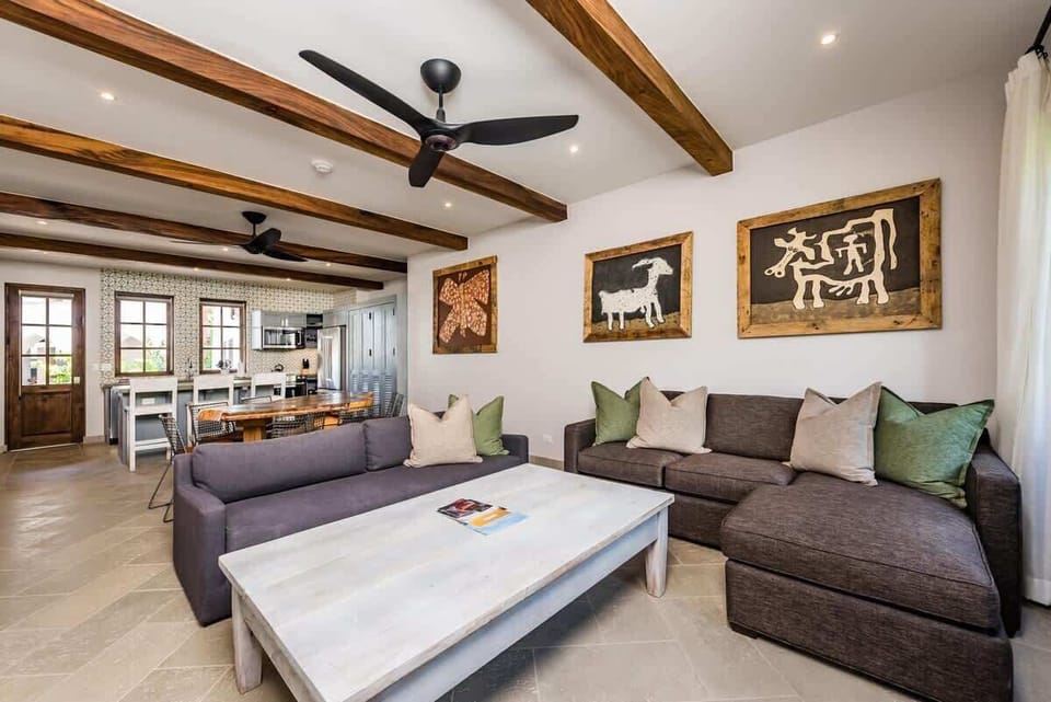 Comfortable livingroom & coffee table