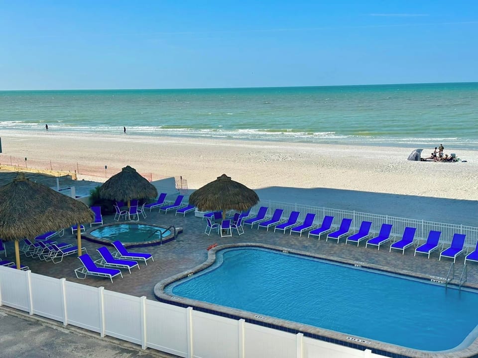 When we say pool and hot tub on the beach we mean ON THE BEACH! 🏖️