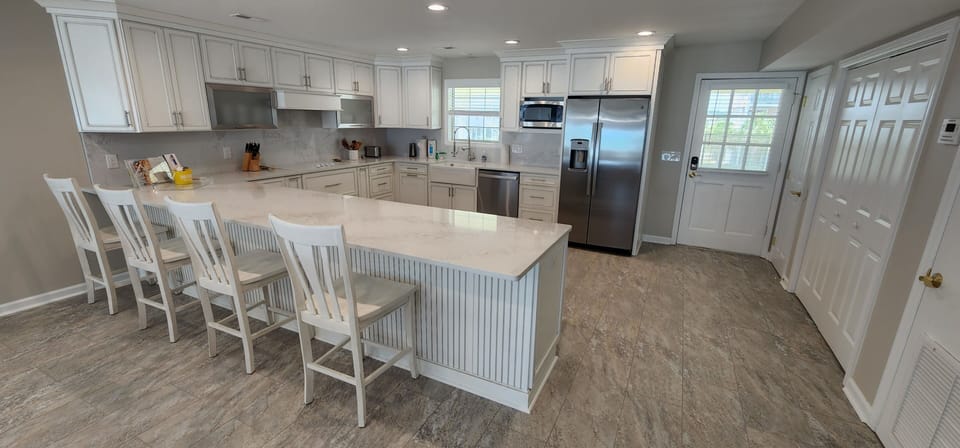 Embrace the warmth of southern 'Hobbspitality' Luxe style! Enjoy a welcome set of starter amenities, including K-cups, two rolls of paper towels, trash bags, laundry and dishwasher pods, hand soap, dish soap, kitchen cleaning wipes, and a sponge.