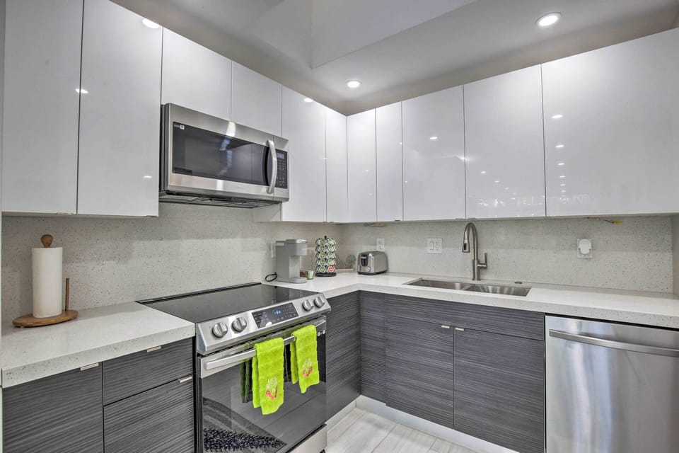 Kitchen | Equipped w/ Cooking Essentials