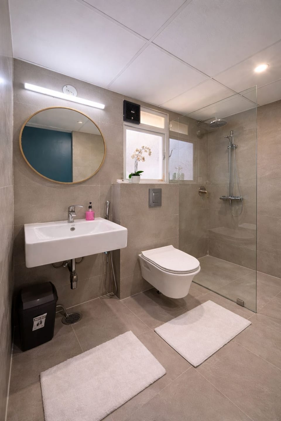 Luxury Room, 1 Bedroom | Bathroom | Shower, hydromassage showerhead, free toiletries, towels