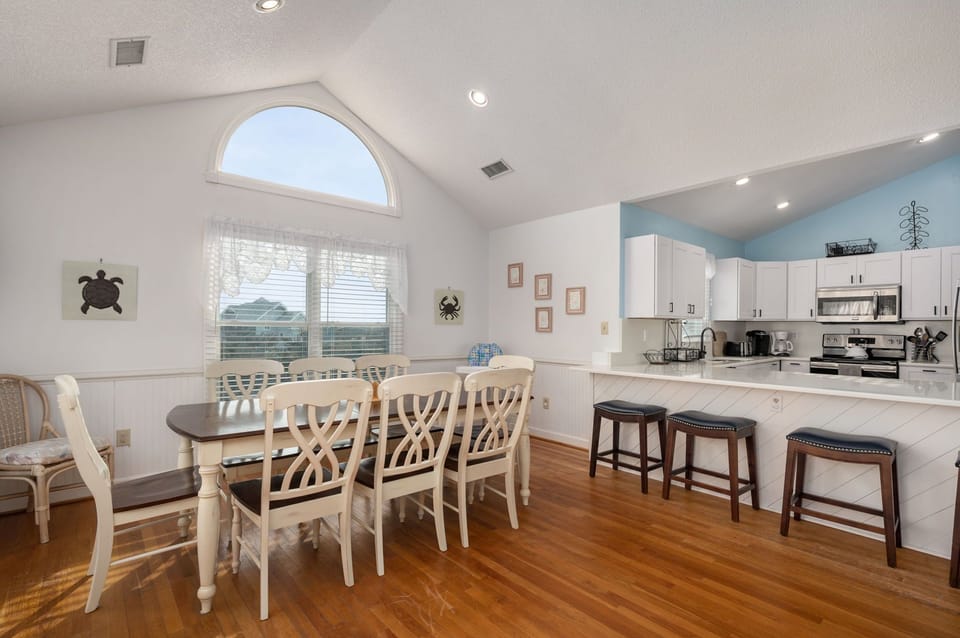 Baltrush Bungalow| TL Dining Area - Seating for 8, Kitchen Island Seating for 4