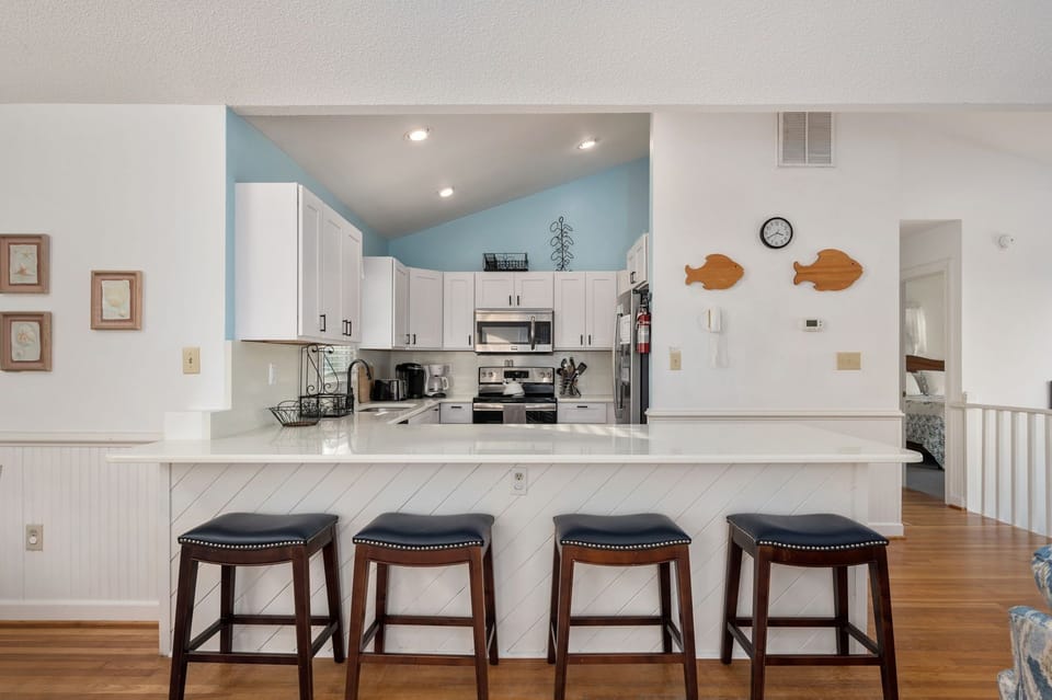Baltrush Bungalow| TL Kitchen Island Seating for 4