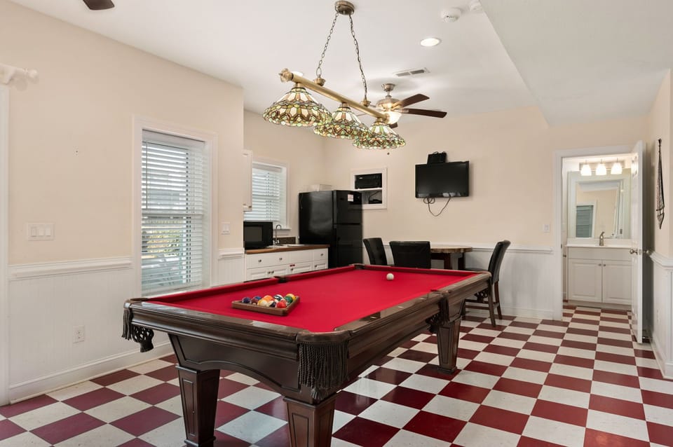 NH186: Sunnyside Beach House | LL Rec Room-Pool Table, Full Size Refrigerator