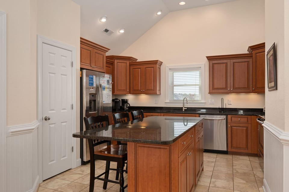 NH186: Sunnyside Beach House | TL Kitchen Area