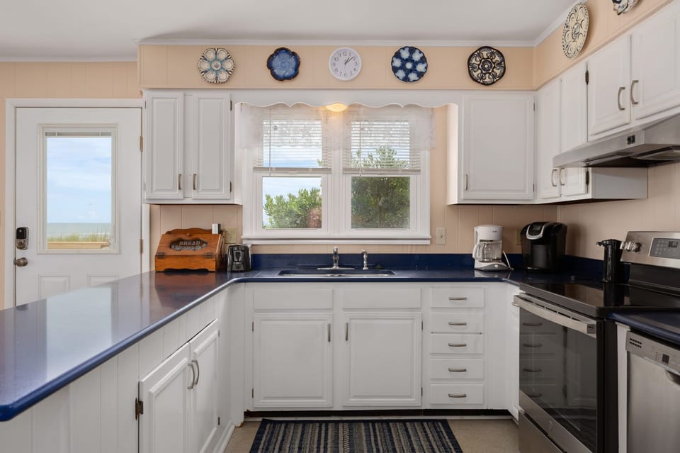 SNH448: L'il Seabreeze | Kitchen Area