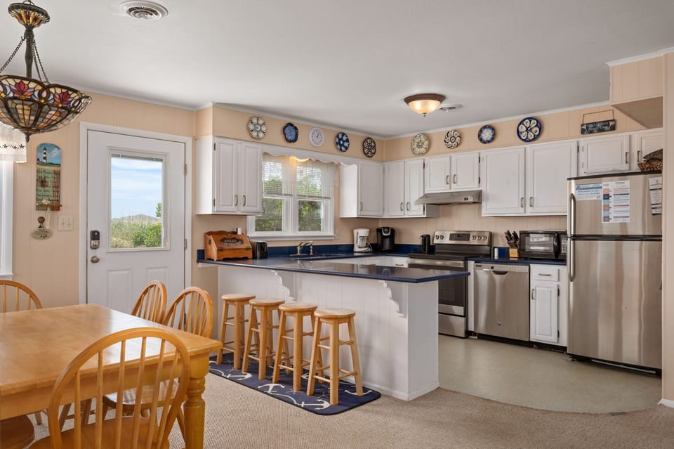 SNH448: L'il Seabreeze | Kitchen & Dining Area