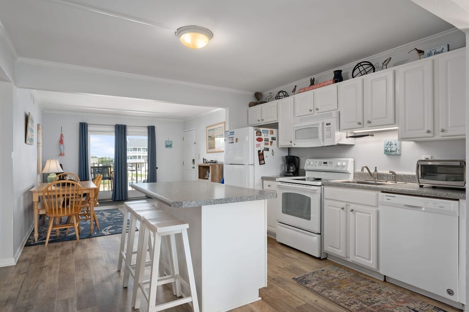 DL101: Pooh's Corner | Kitchen & Dining Area