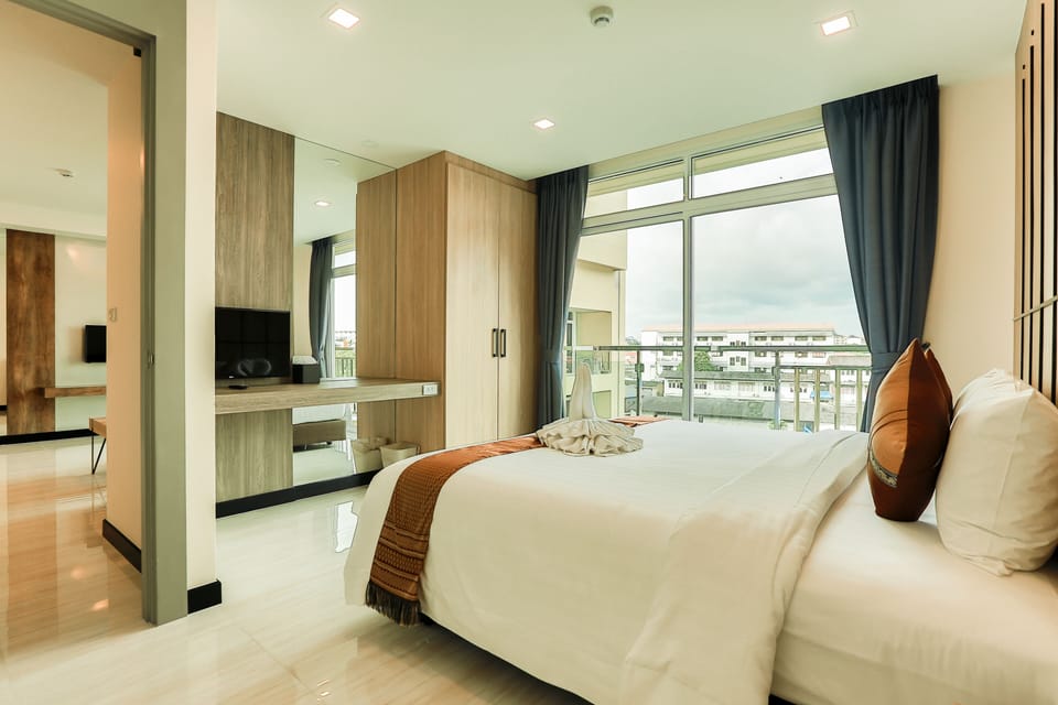 Family Room | In-room safe, desk, blackout drapes, soundproofing
