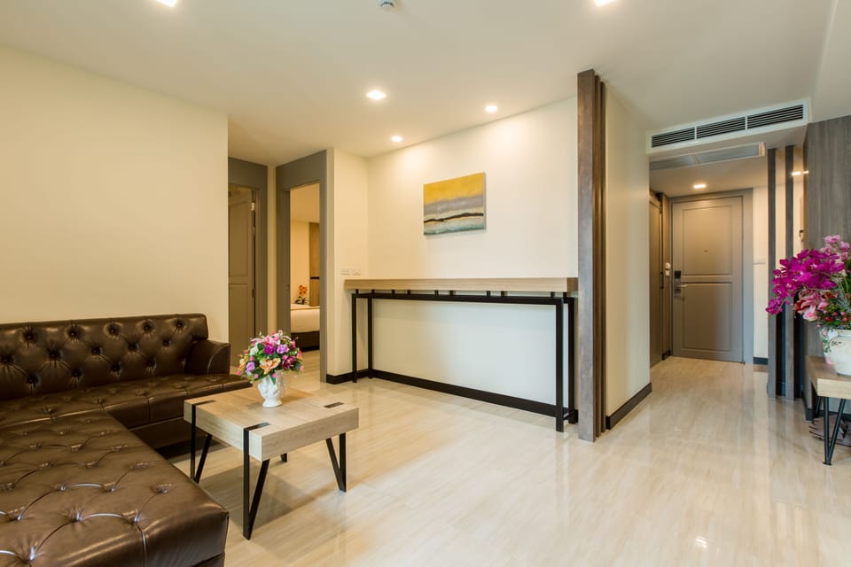 Family Room | In-room safe, desk, blackout drapes, soundproofing