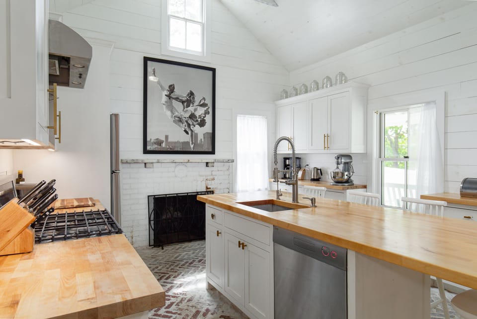 Well-equipped kitchen, complete with gas fireplace.