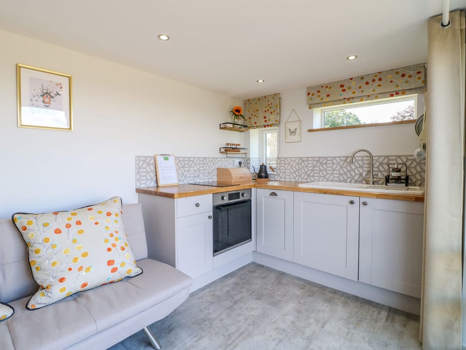 Cottage | Private kitchen | Fridge, dishwasher, electric kettle, cookware/dishes/utensils