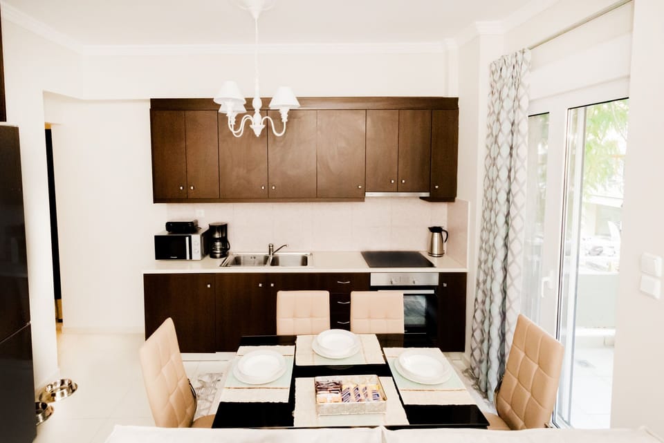 Deluxe Apartment, Multiple Bedrooms, Kitchen, City View | Private kitchen | Full-size fridge, microwave, oven, stovetop