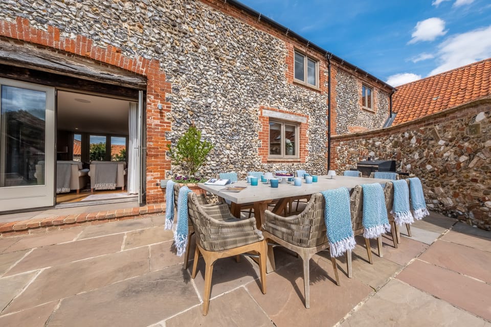 Horse Yard Barn, Warham: Large dining table for alfresco dining