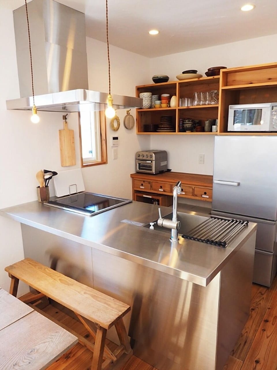 The kitchen is an all-stainless steel peninsula counter type, and although it is small, we designed a back counter for ease of use.