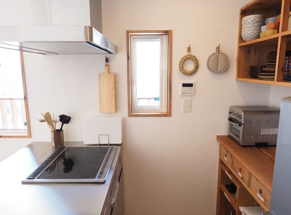 Although it is not a large kitchen, we have thought about the flow of people, so I think it will be possible for two people to cook. You can enjoy the view of the lake while cooking.