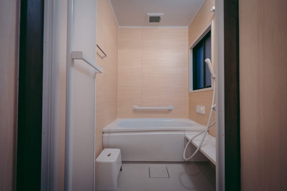 Bathroom (1st floor)