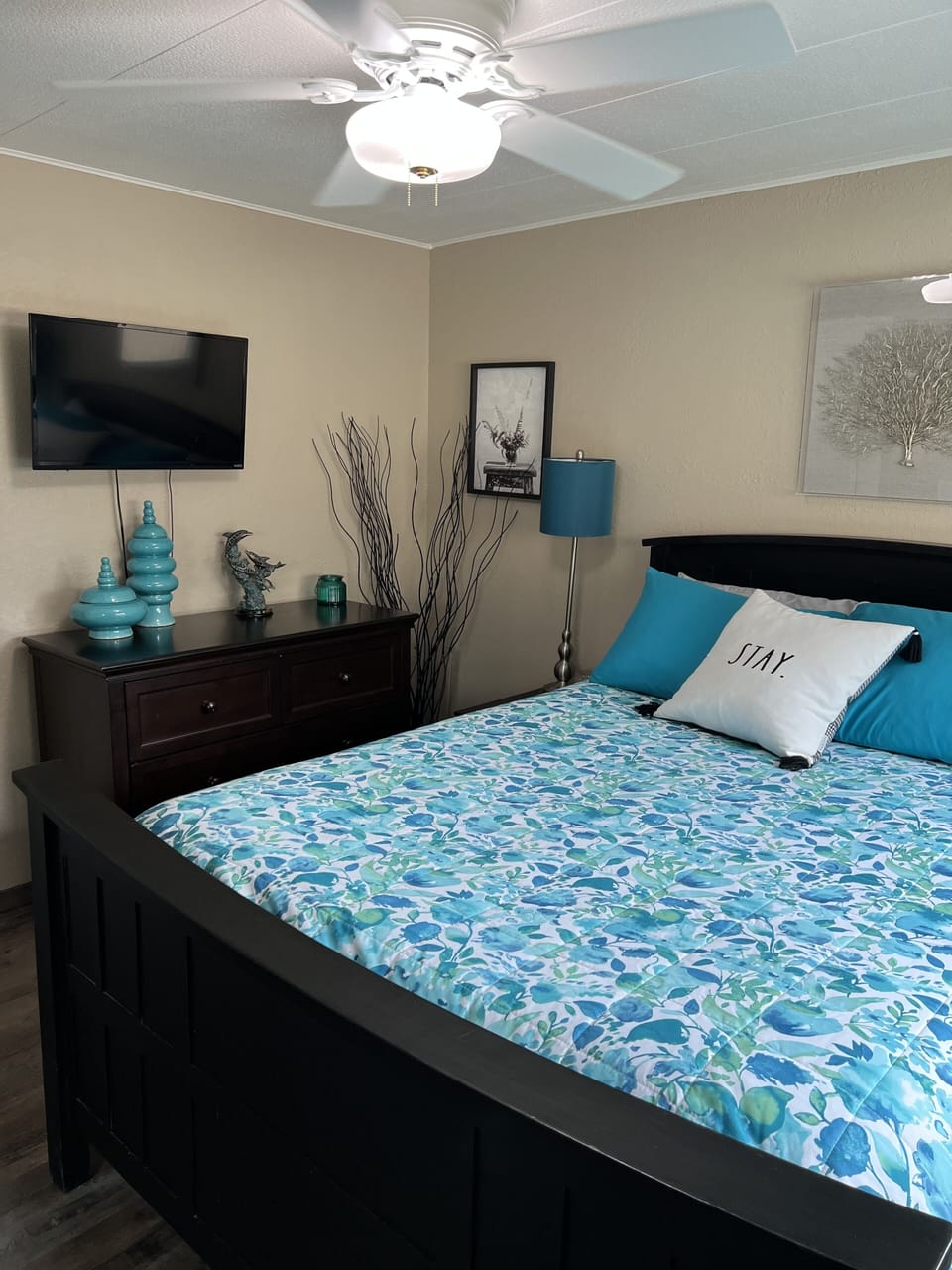 2nd bedroom with queen size bed