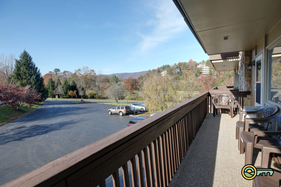 Balcony w/ mountain & golf course view