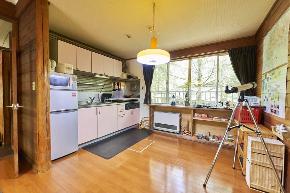 A stove, refrigerator, microwave oven, and electric kettle are installed.