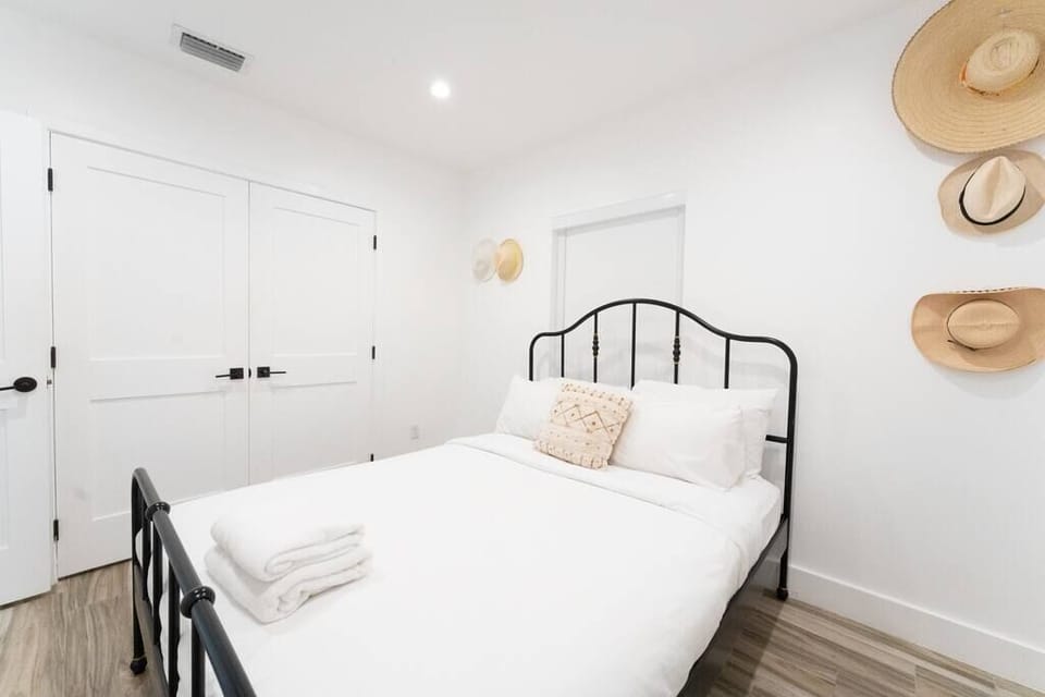 Bedroom with 1 queen bed
