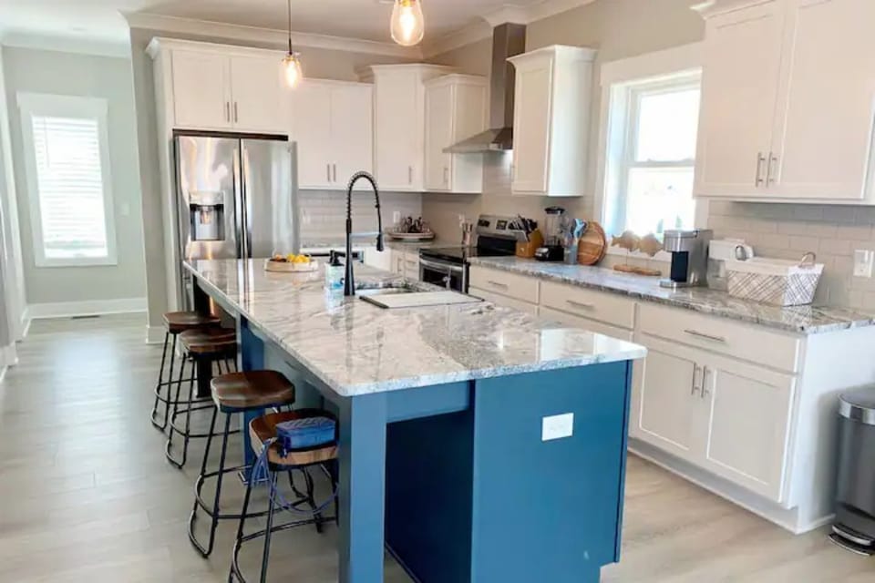 Lovely kitchen with everything you need to prepare a feast!  