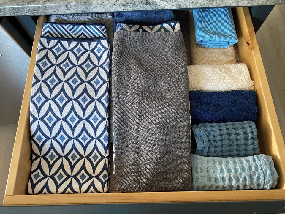 Lots of towels and cloths for the kitchen