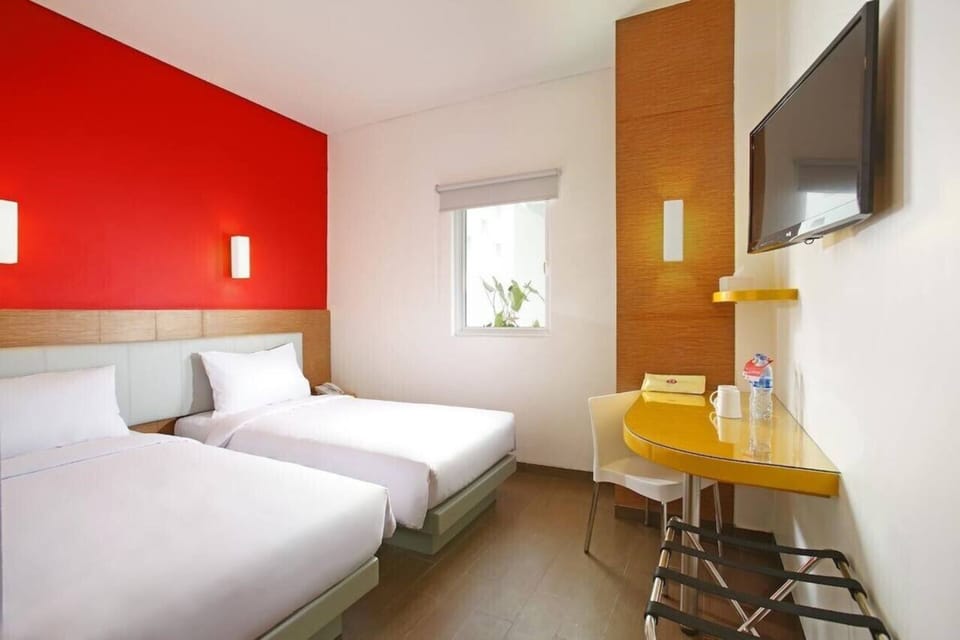 Smart Room Twin | In-room safe, desk, laptop workspace, blackout drapes