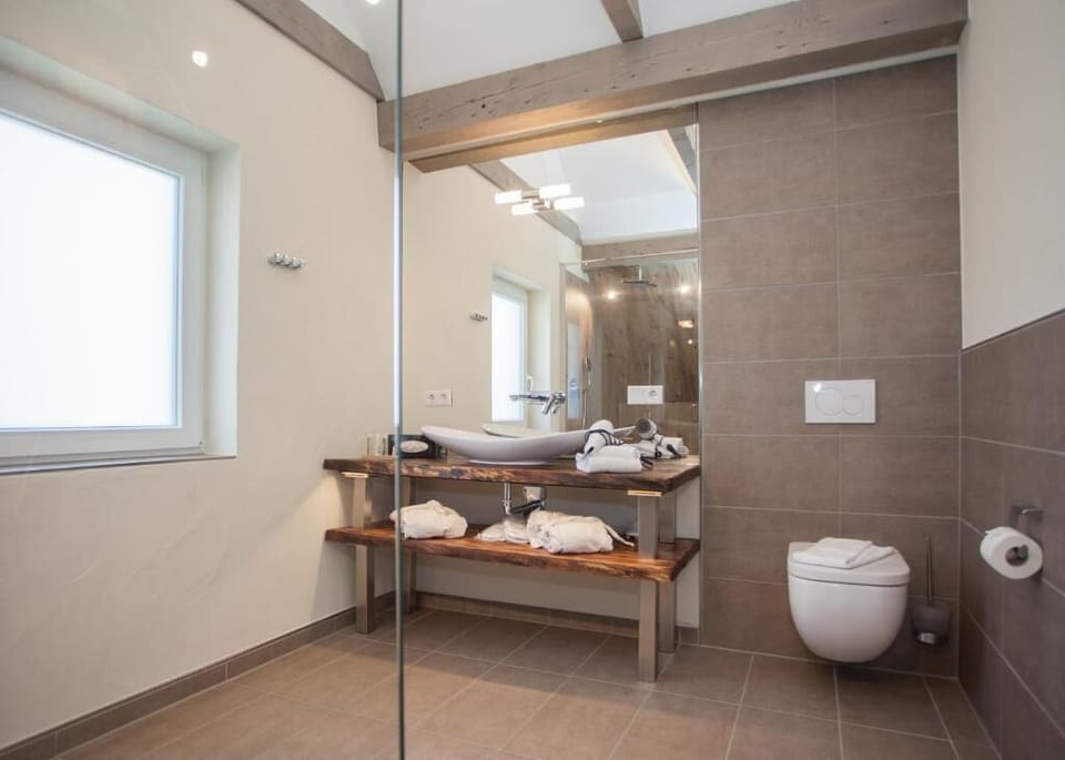 Studio Suite | Bathroom | Shower, hair dryer, towels