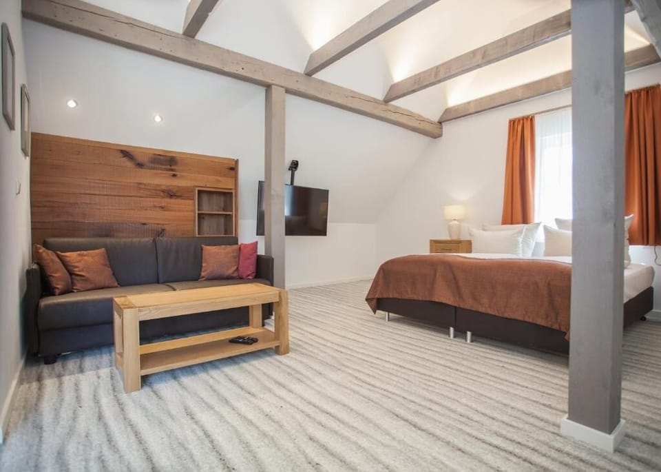 Studio Suite | Desk, free WiFi