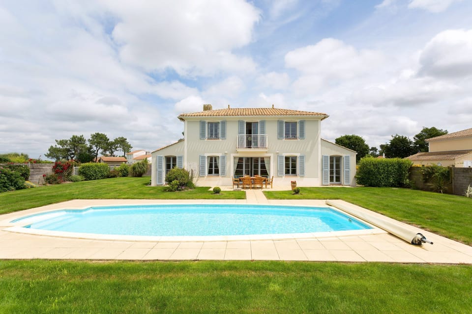 Welcome to your cozy duplex villa on the golf course!