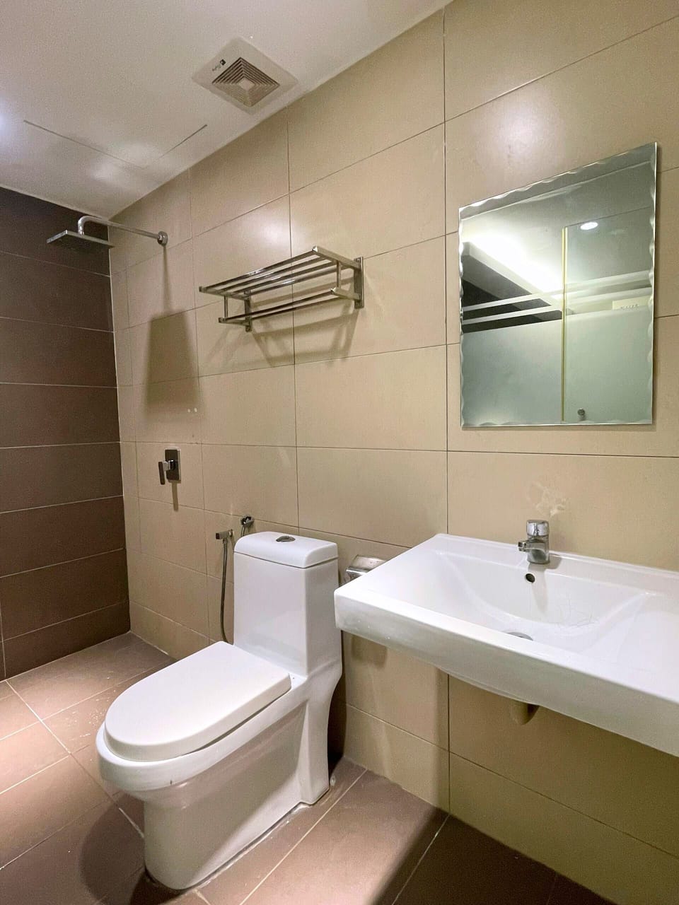 Shower, free toiletries, slippers, bidet