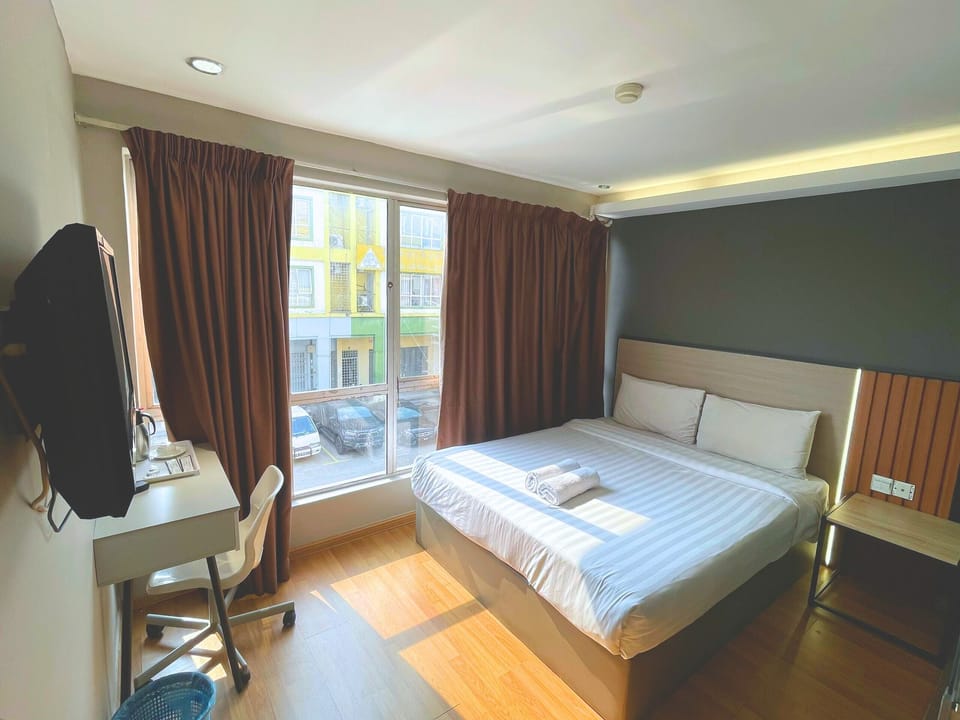 Superior Queen With Window | Desk, iron/ironing board (on request), WiFi (free), bed sheets
