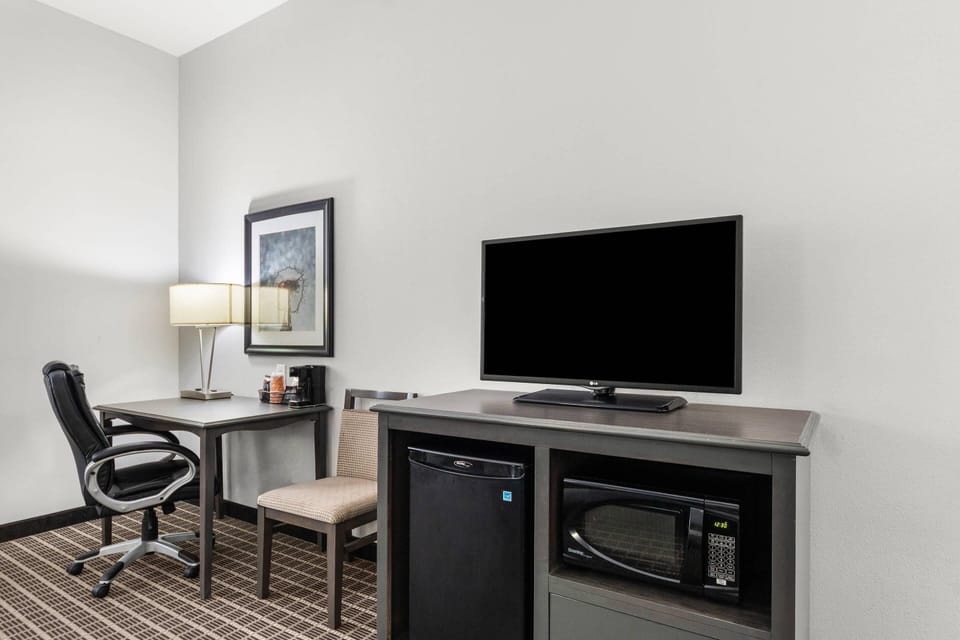 Room, 1 King Bed, Accessible, Non Smoking | Blackout drapes, soundproofing, iron/ironing board, free WiFi