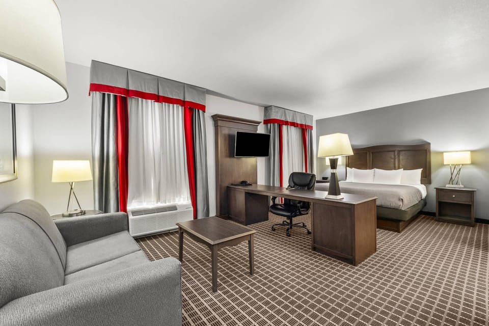 Suite, 1 King Bed, Non Smoking | Blackout drapes, soundproofing, iron/ironing board, free WiFi