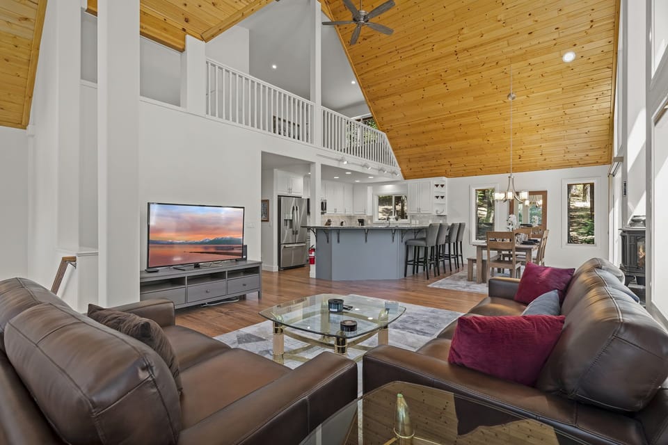 Living Room: Stony Creek Secluded Lodge
