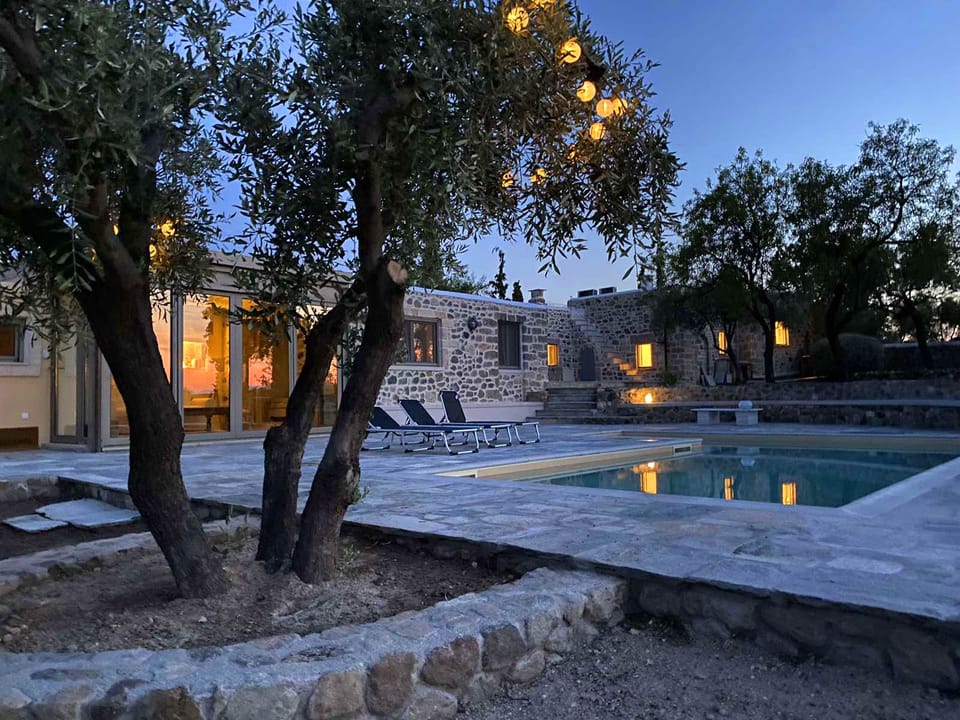 Artist's Studio patio & pool