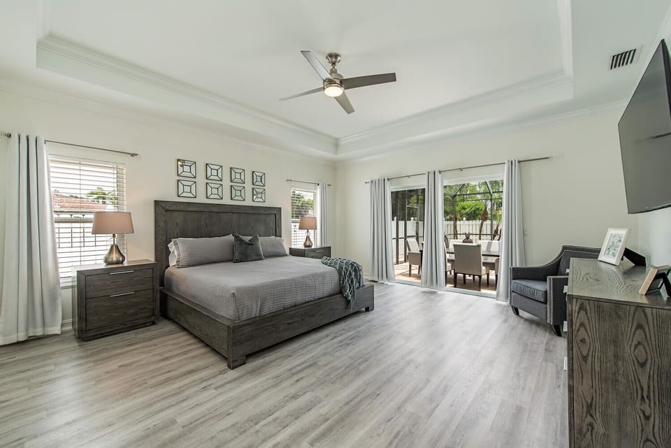 Spacious king suite with backyard access — unwind in your private haven after a day at the beach or exploring Naples