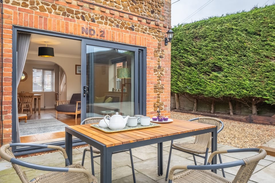 Ken Hill Cottage, Snettisham: Peaceful patio area with garden furniture