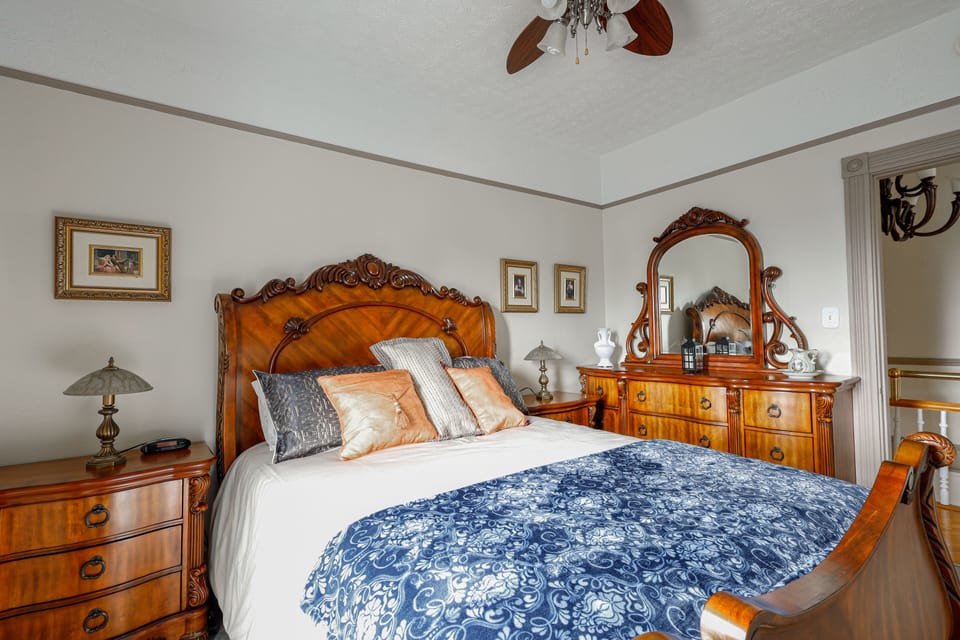 Standard Room, 1 Queen Bed | Individually decorated, individually furnished, desk, laptop workspace