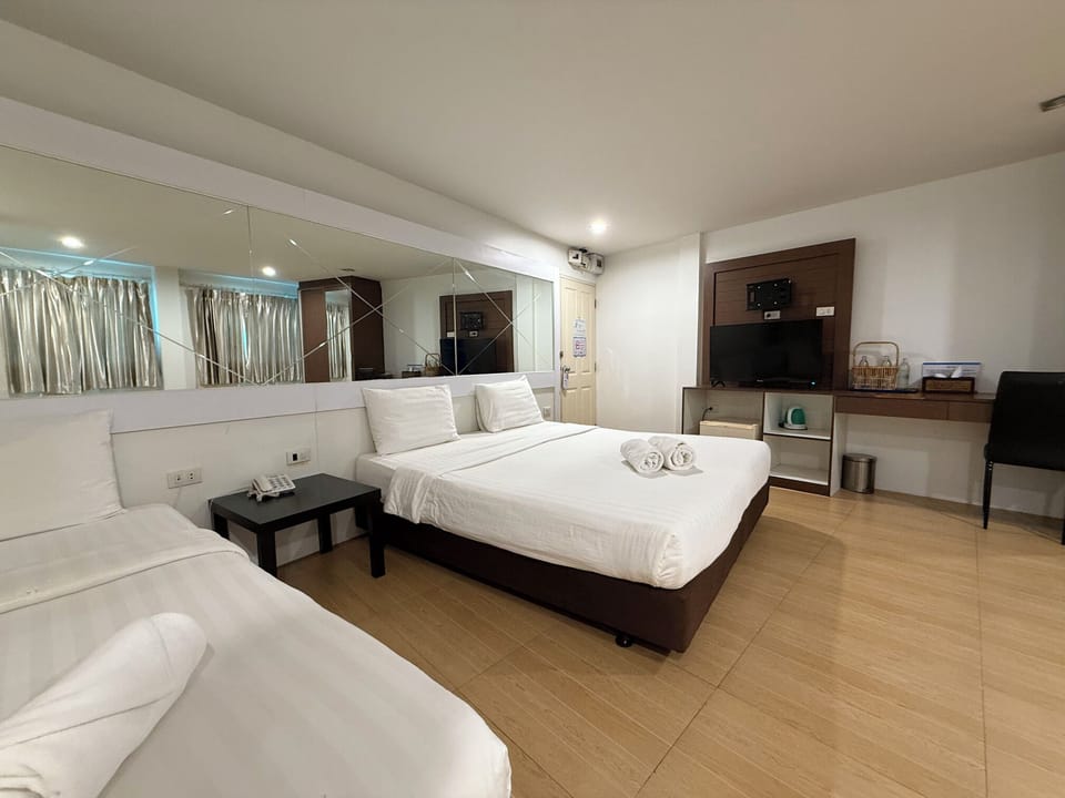 Triple Room | Minibar, in-room safe, desk, soundproofing