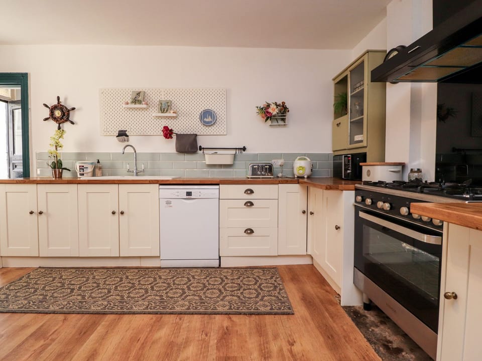 Cottage | Private kitchen | Fridge, dishwasher, electric kettle, toaster