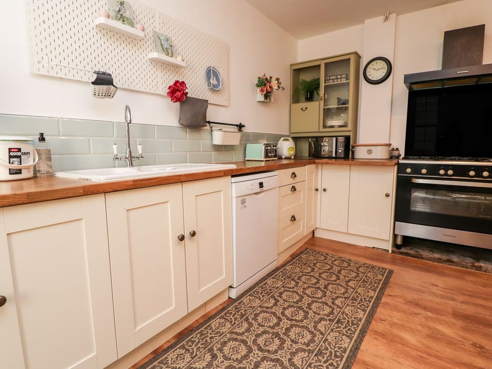 Cottage | Private kitchen | Fridge, dishwasher, electric kettle, toaster