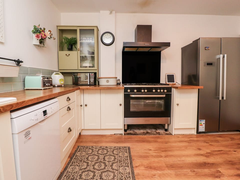 Cottage | Private kitchen | Fridge, dishwasher, electric kettle, toaster