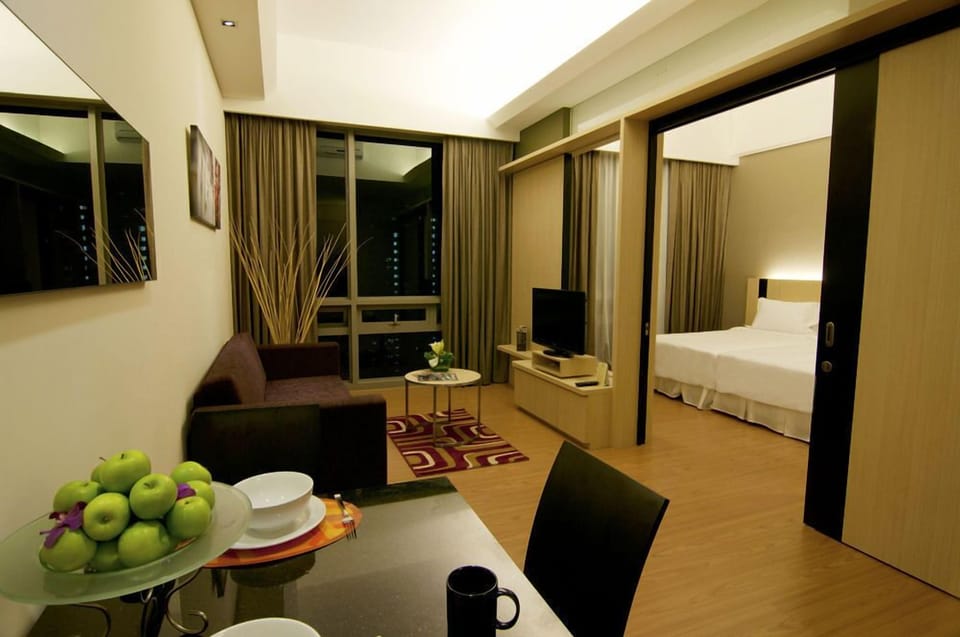 Executive Studio Suite, 1 King Bed, City View | In-room dining