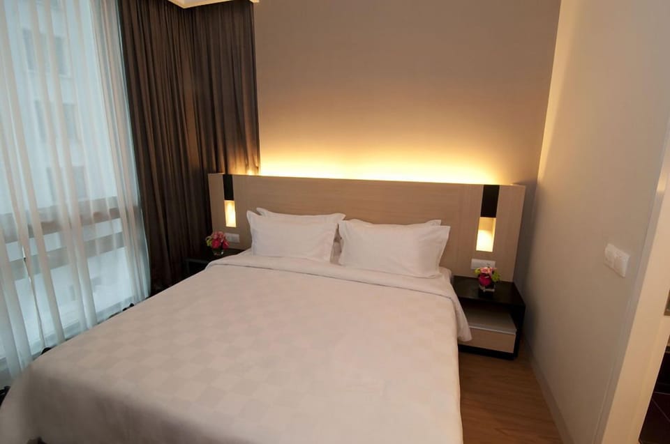 Executive Studio Suite, 1 King Bed, City View | In-room safe, desk, soundproofing, WiFi (free)